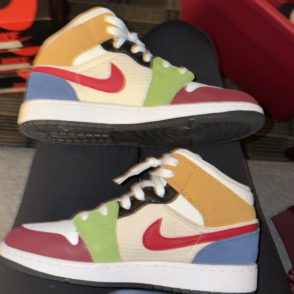 Jordan 1 Mid Messy Room size 6.5 grade school. - Picture 4 of 6